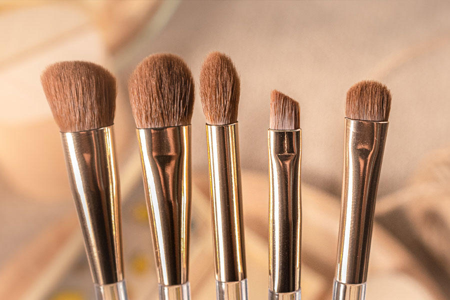 What is the raw material of cosmetic brushes that we use this often, and what are their characteristics and advantages?